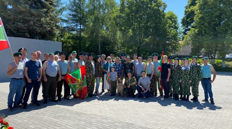 Собрались, чтобы вспомнить службу