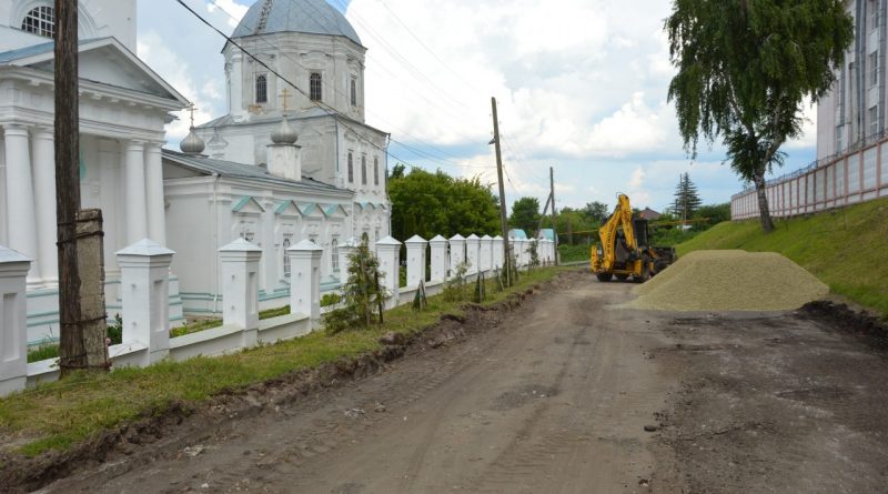 ДОРОГУ НА ПУТИ В ПОДГОРЬЕ РЕМОНТИРУЮТ ПО ПРОЕКТУ "НИМЕ"