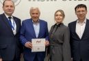 Депутат Госдумы Анатолий Аксаков стал одним из первых обладателей карты Газпромбанка «Вышитая карта России» Депутат Госдумы Анатолий Аксаков стал одним из первых обладателей карты Газпромбанка «Вышитая карта России»