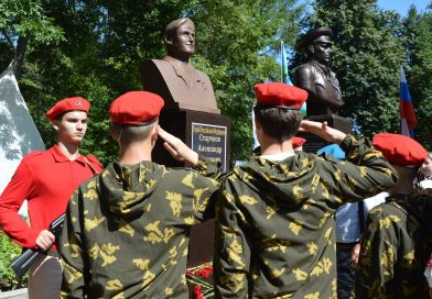 В День ВДВ в округе открыли бюст Герою России 3
