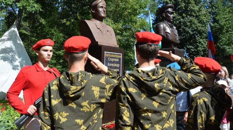 В День ВДВ в округе открыли бюст Герою России 3