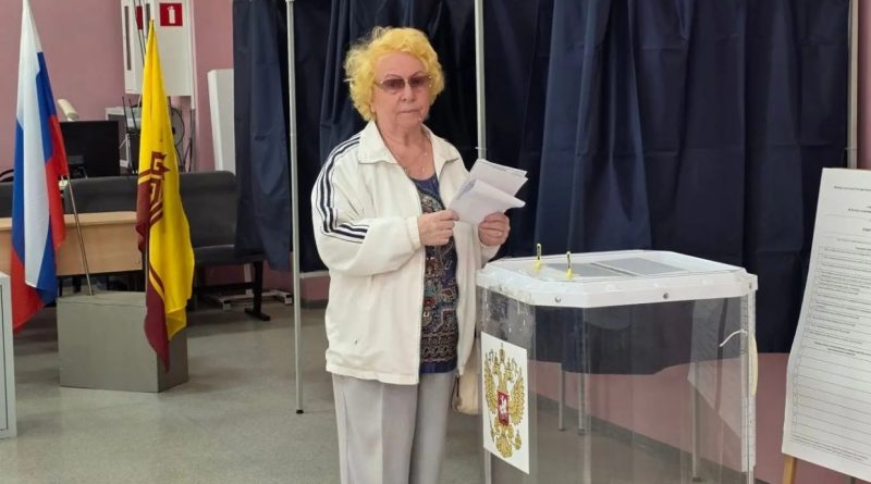 Участие в голосовании приняла местная поэтесса Людмила Колесова