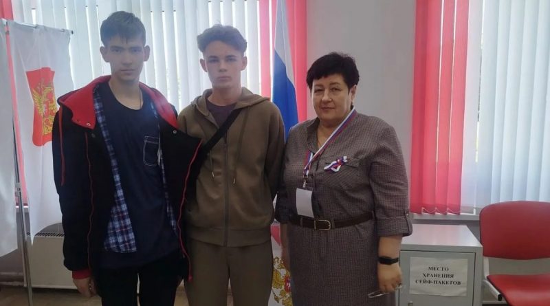 Свой голос отдали в родной школе